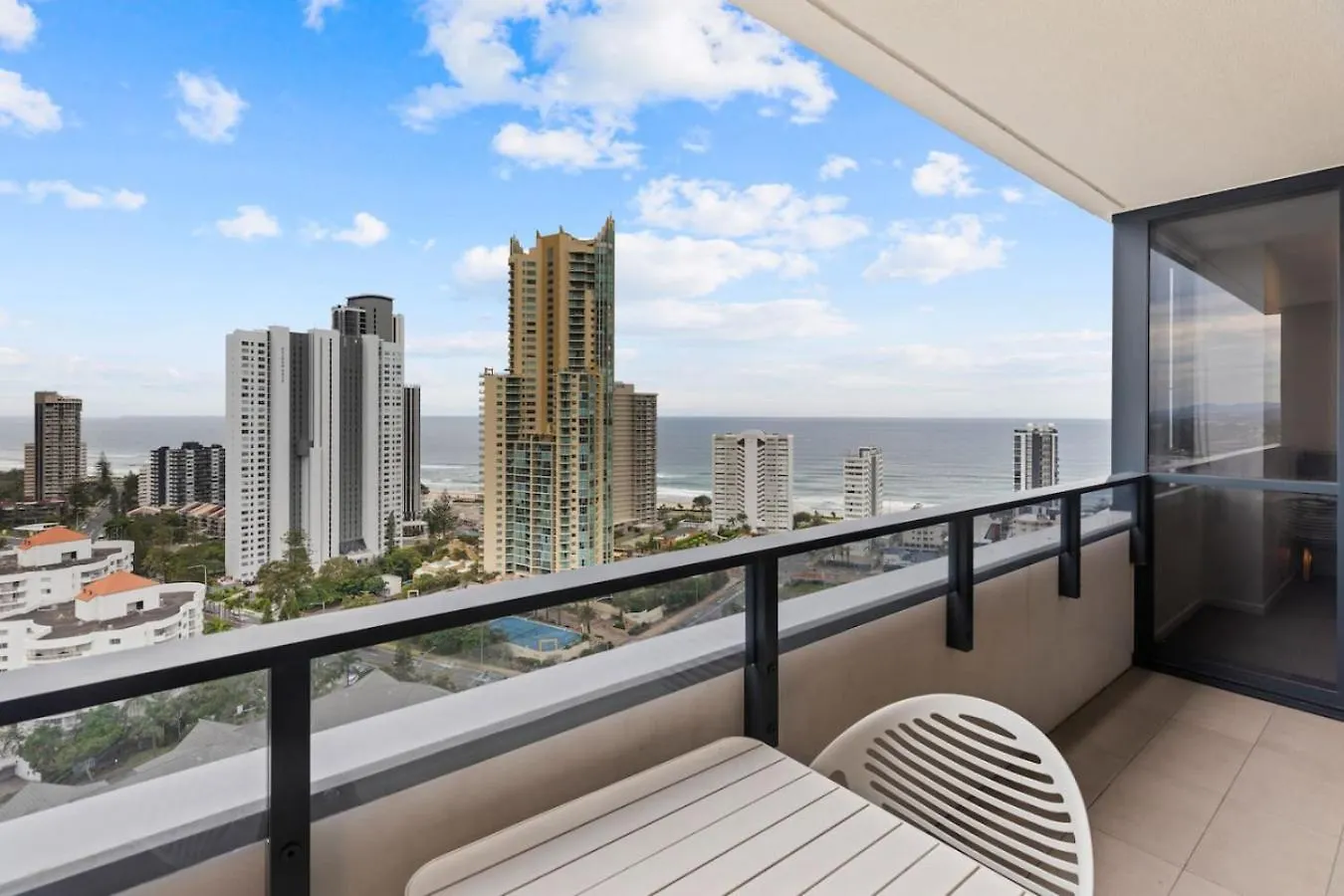 Stunning Ocean Views 2 Bedroom Apartment Gold Coast