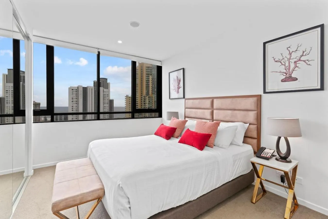Stunning Ocean Views 2 Bedroom Apartment Gold Coast