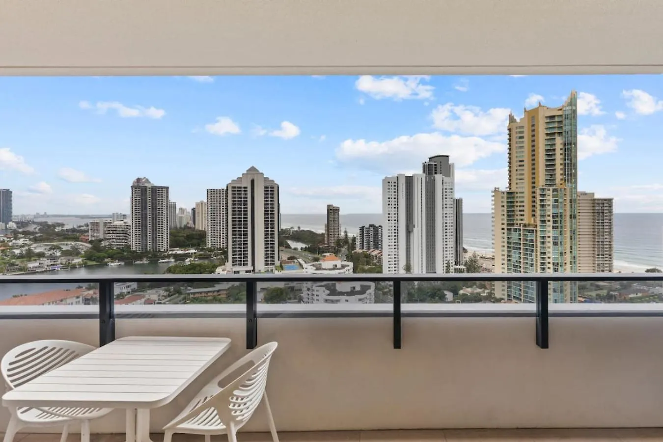 Stunning Ocean Views 2 Bedroom Apartment Gold Coast